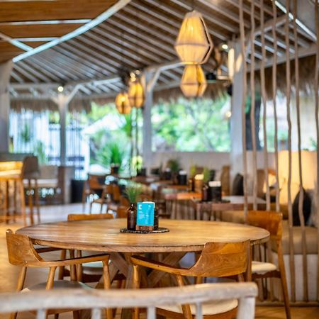 ギリ・アイル モウィーズ オン ザ ビーチ Bed & Breakfast エクステリア 写真