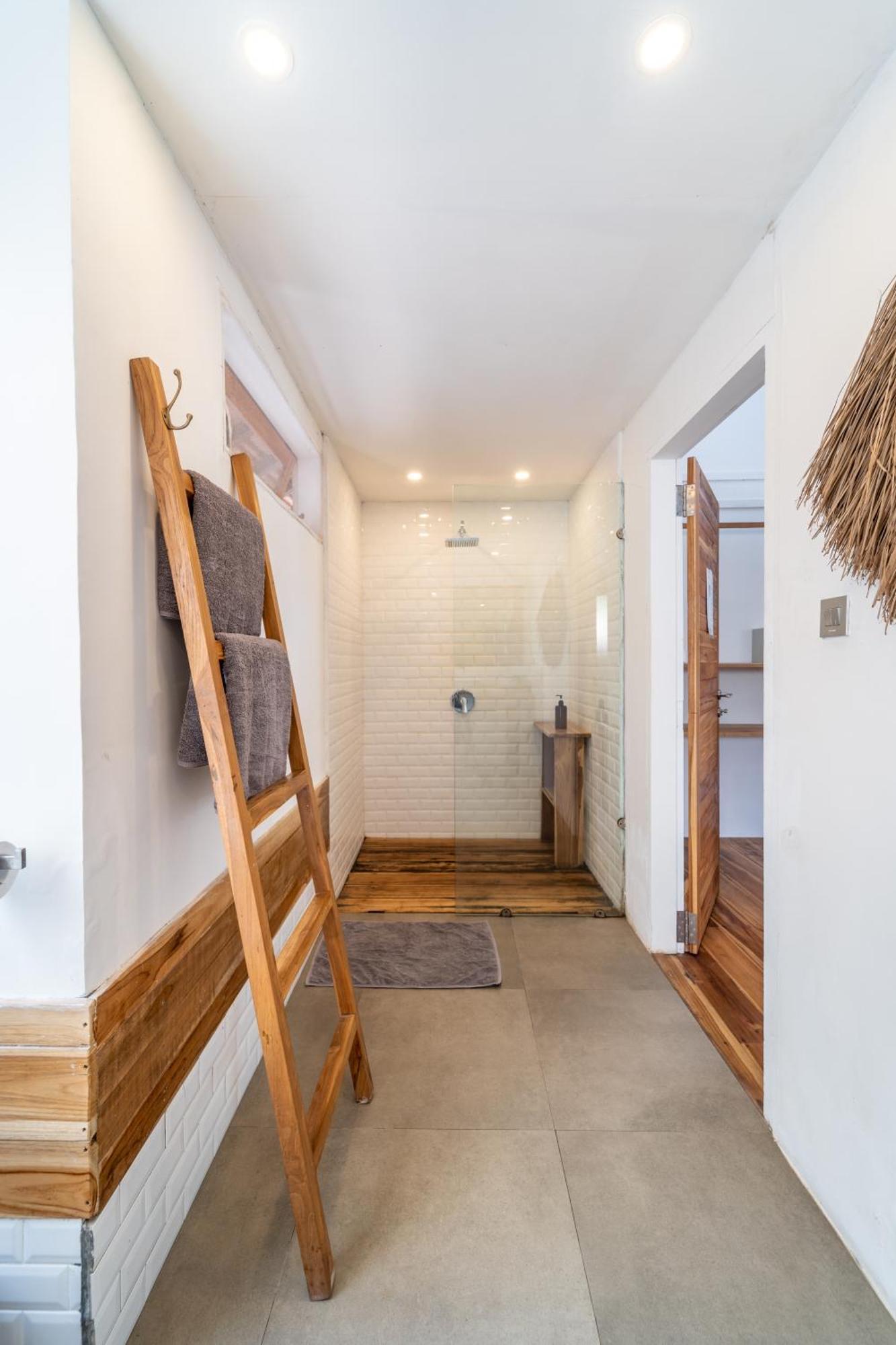ギリ・アイル モウィーズ オン ザ ビーチ Bed & Breakfast エクステリア 写真